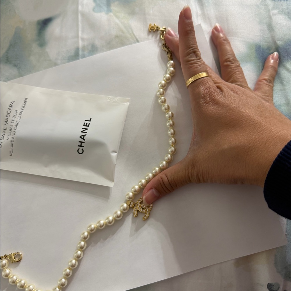 CHANEL Pearl Necklace/choker with Gold Charm with free chanel mascara primer - Picture 3 of 7